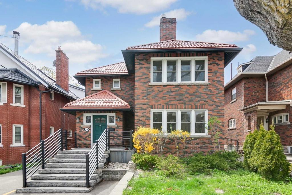 896 Avenue Road