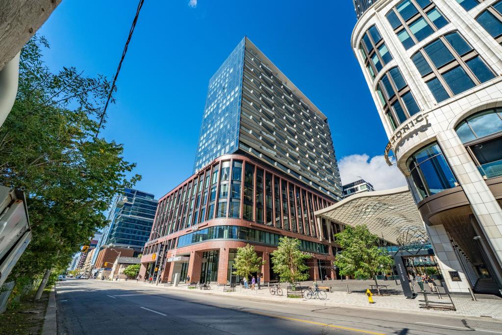 480 Front Street West