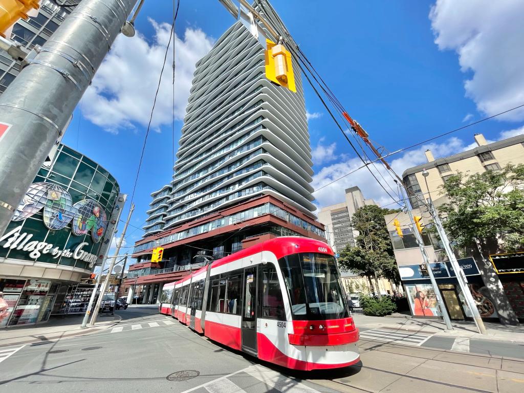 280 Dundas Street West
