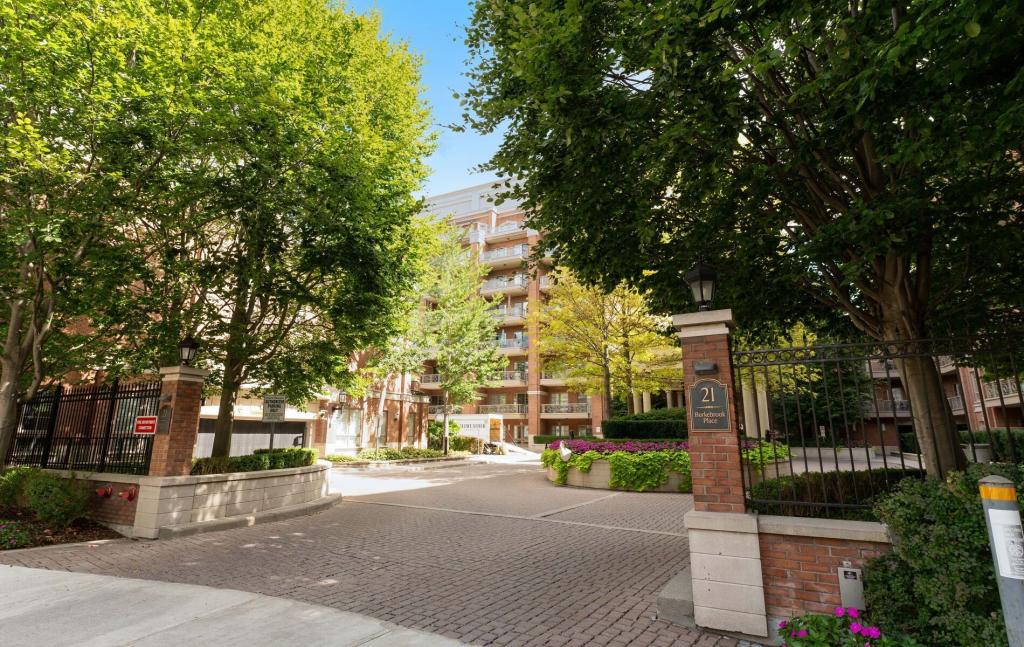 337-21 Burkebrook Place, Toronto