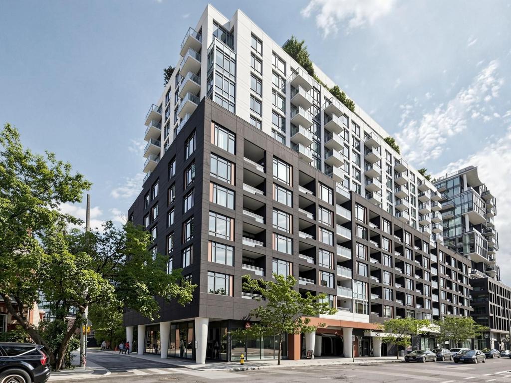 525 Adelaide Street West