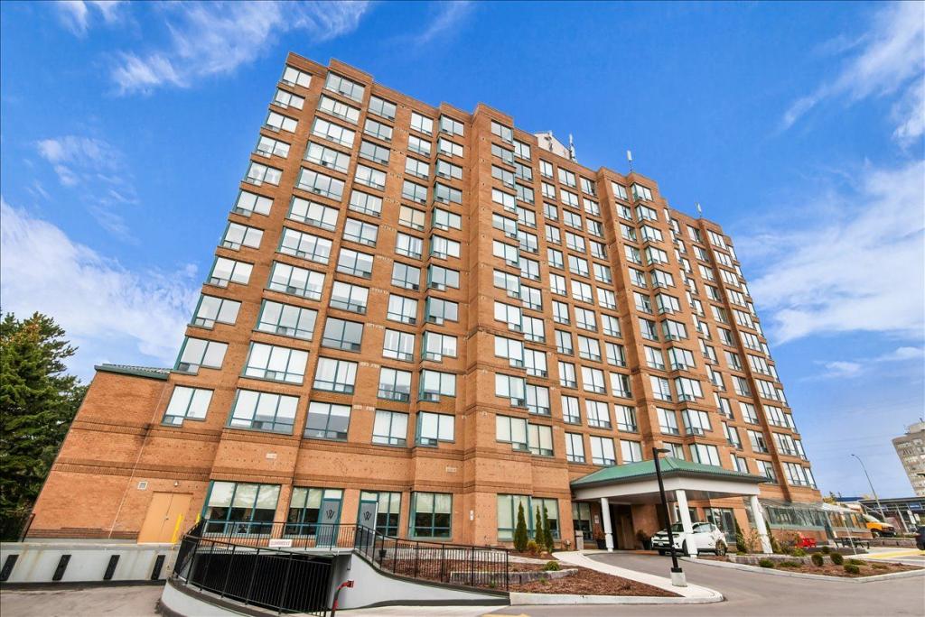 1002-711 Rossland Road East, Whitby