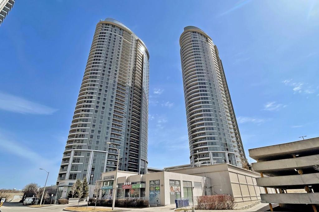 125 Village Green Square