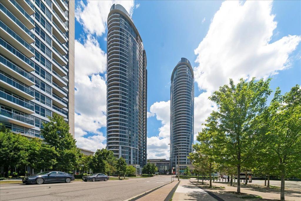 125 Village Green Square
