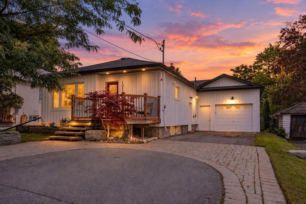 1013 Centre Street South, Whitby