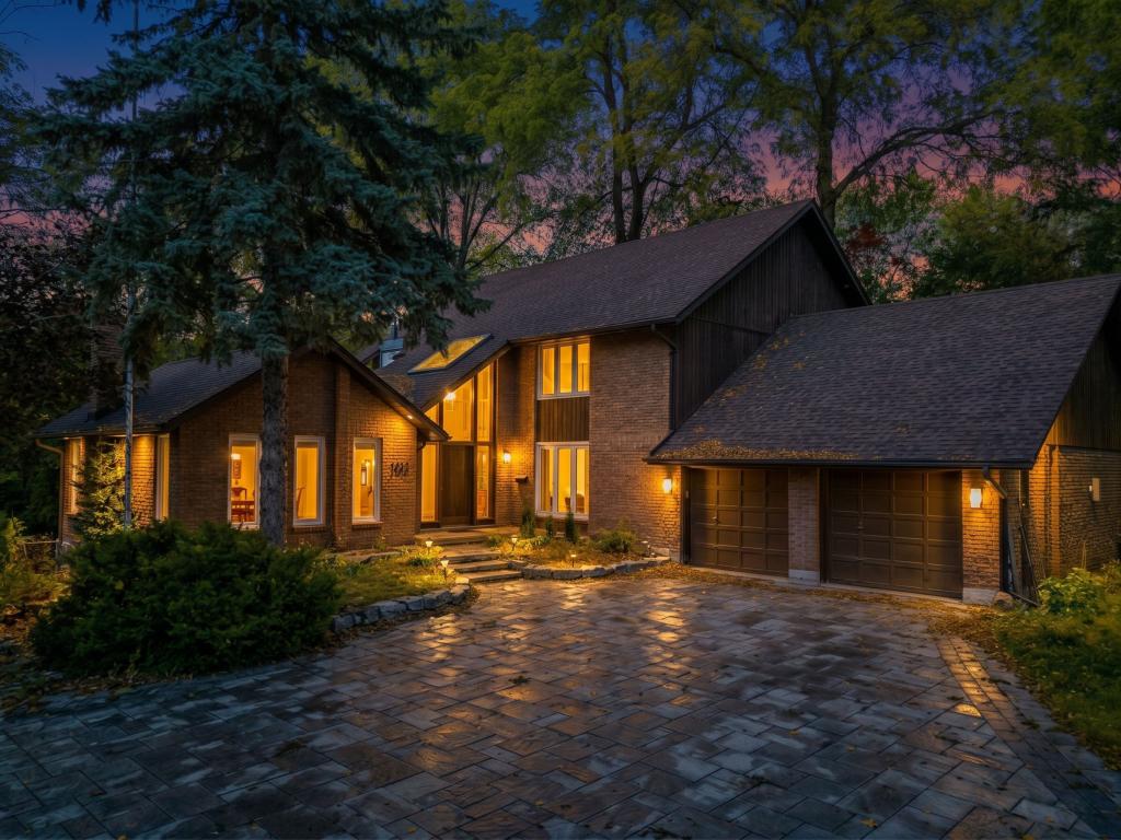 1910 Fairport Road, Pickering