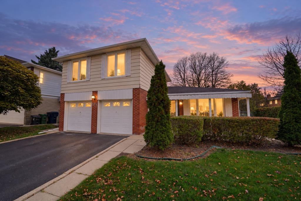 21 Queenscourt Drive