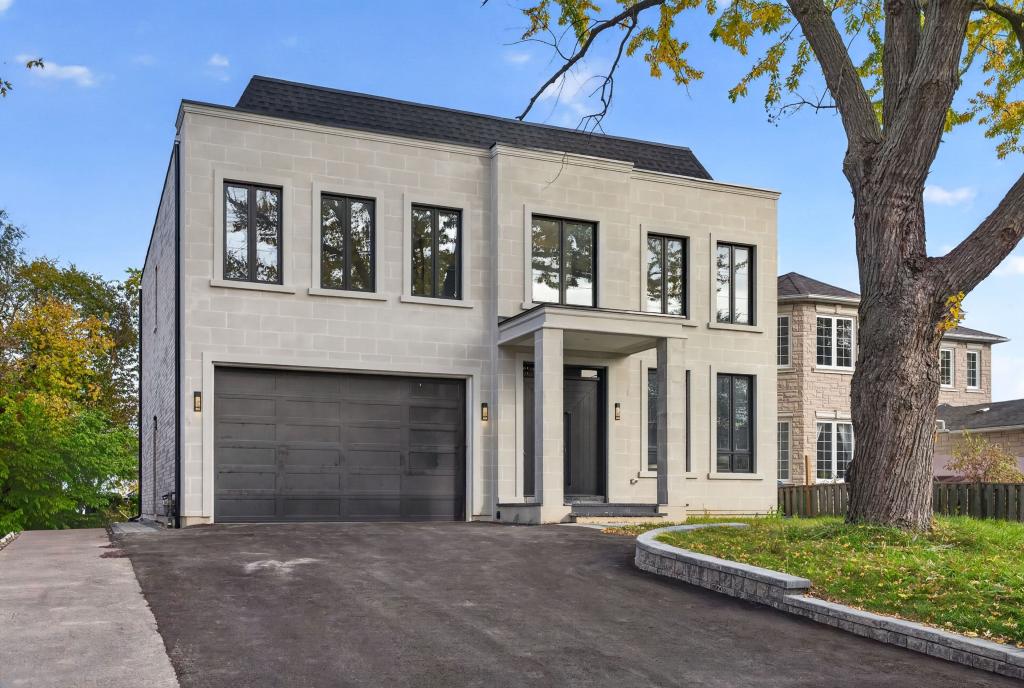 15 Deblyn Drive East