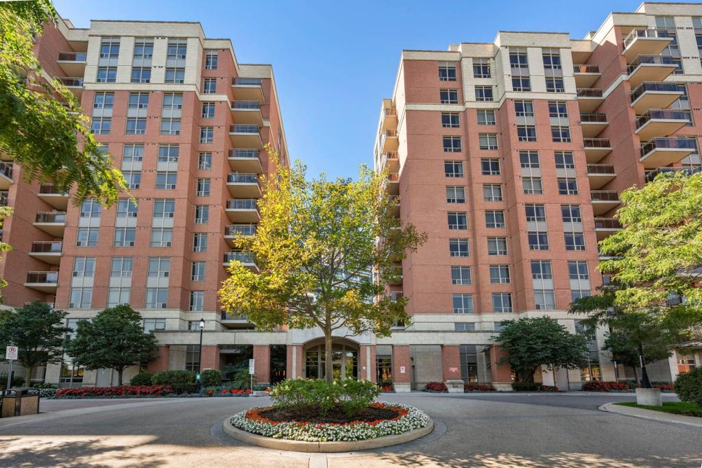 LPH6-75 King William Crescent, Richmond Hill