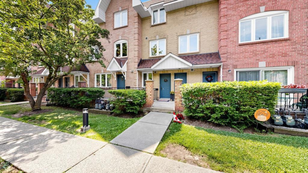 318-75 Weldrick Road East, Richmond Hill