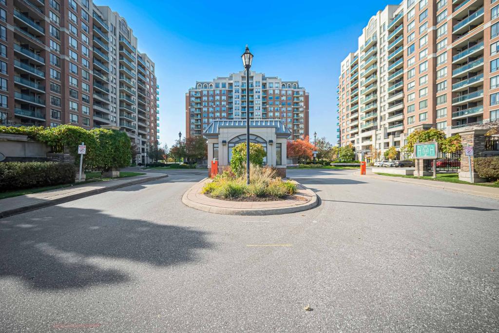 601-330 Red Maple Road, Richmond Hill