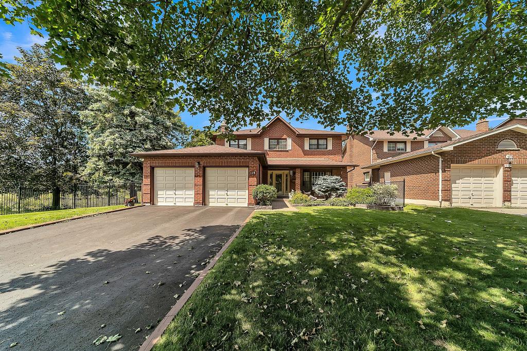 114 Golf Links Drive South, Aurora