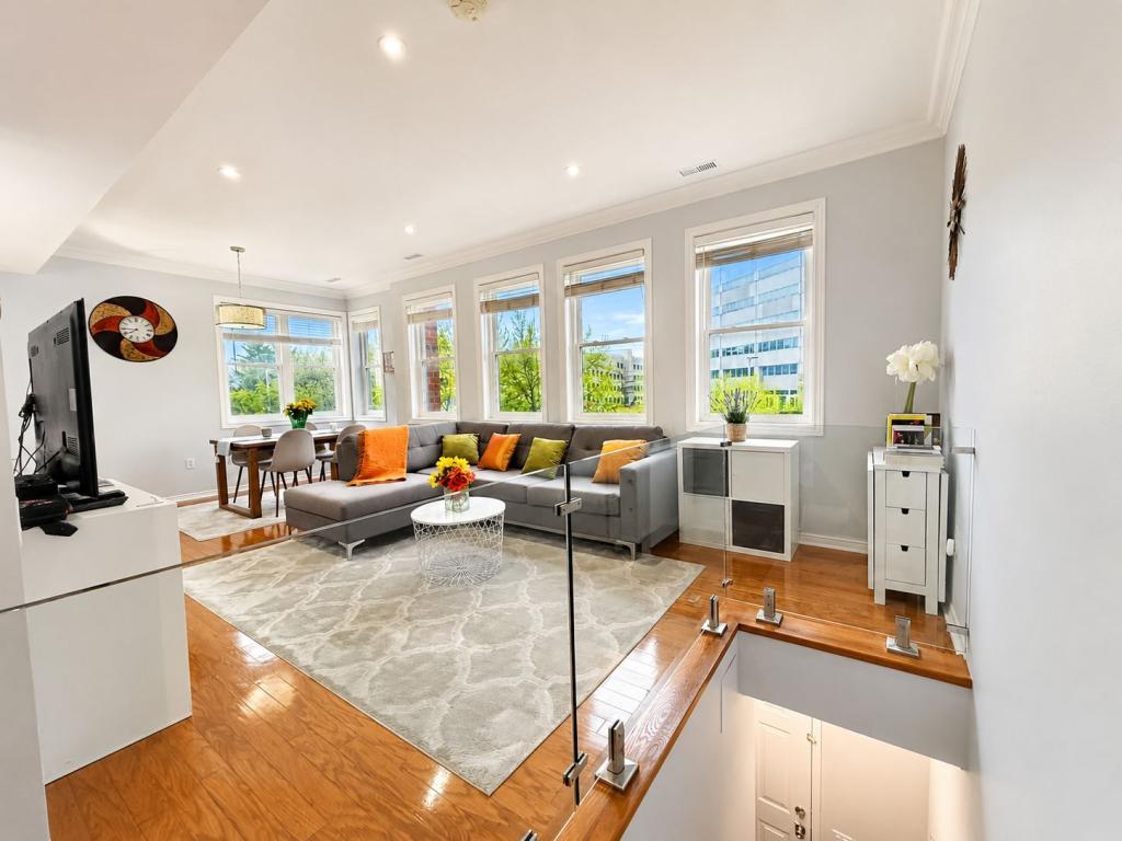 221-760 Lawrence Avenue West, Toronto