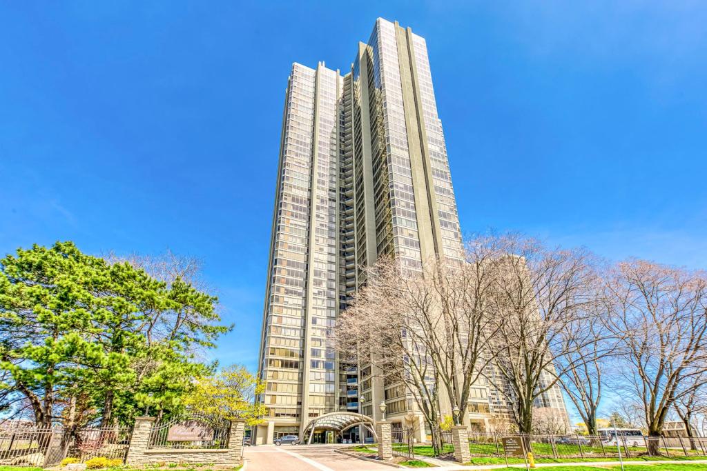 2011-2045 Lakeshore Boulevard West, Toronto
