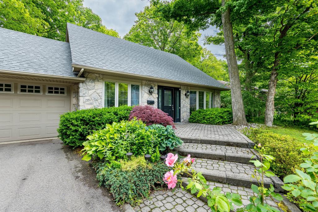 1941 Four Seasons Drive, Burlington