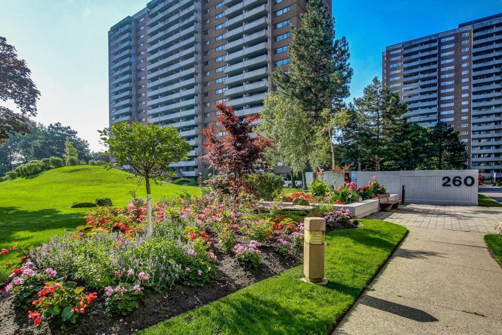 207-260 Scarlett Road, Toronto