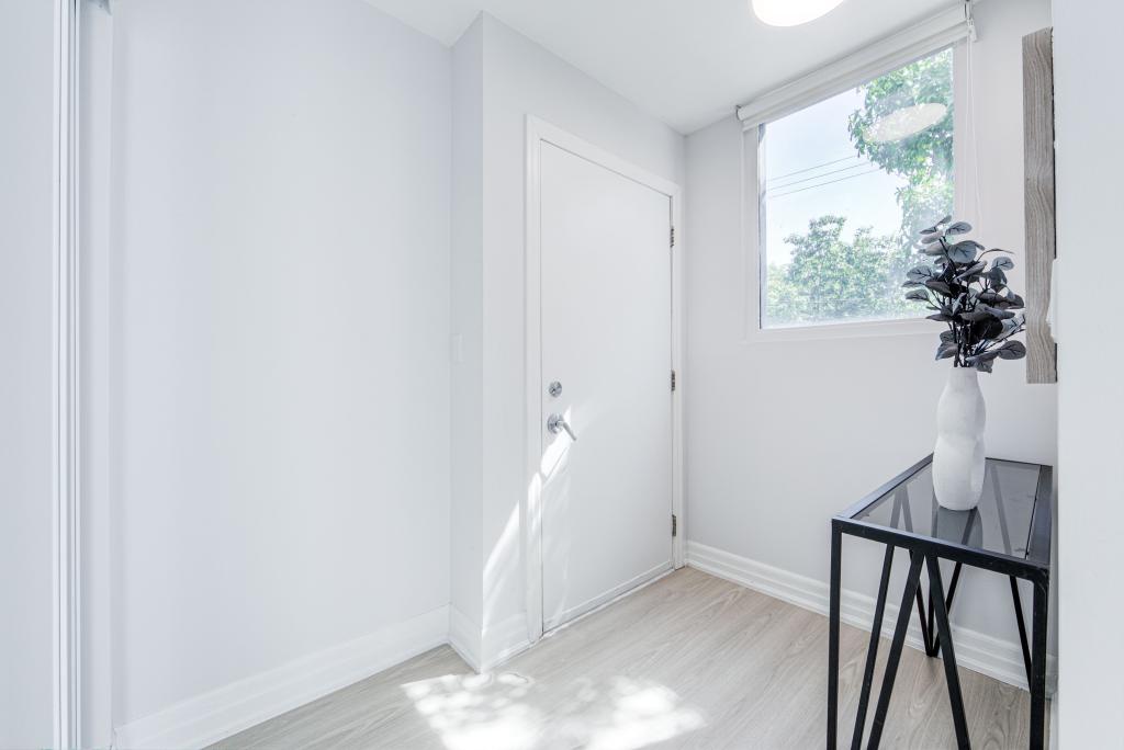 802-370 Wallace Avenue, Toronto