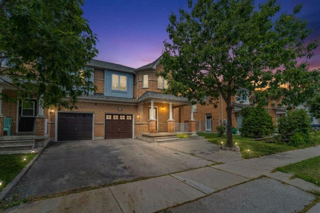 82 Starhill Crescent, Brampton