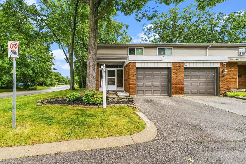 61-1270 Gainsborough Drive, Oakville