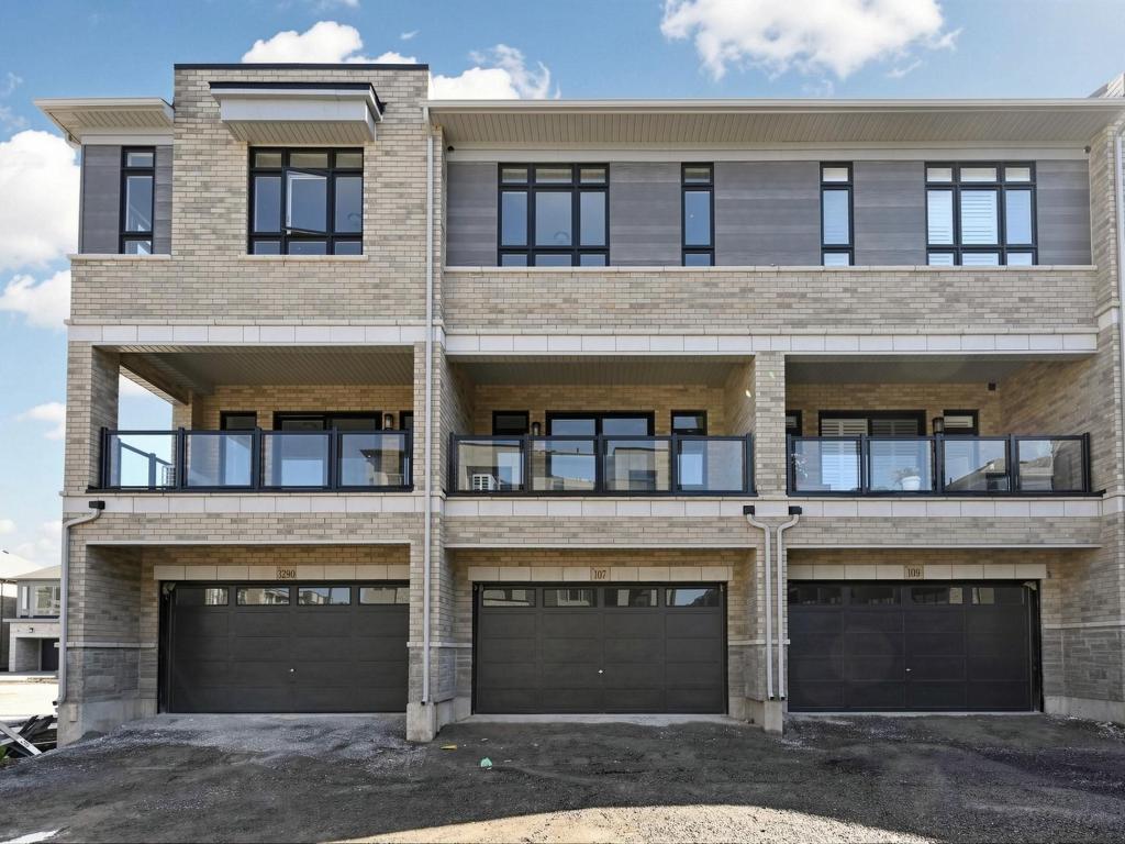 107 Jack Bowerbank Boulevard, Oakville