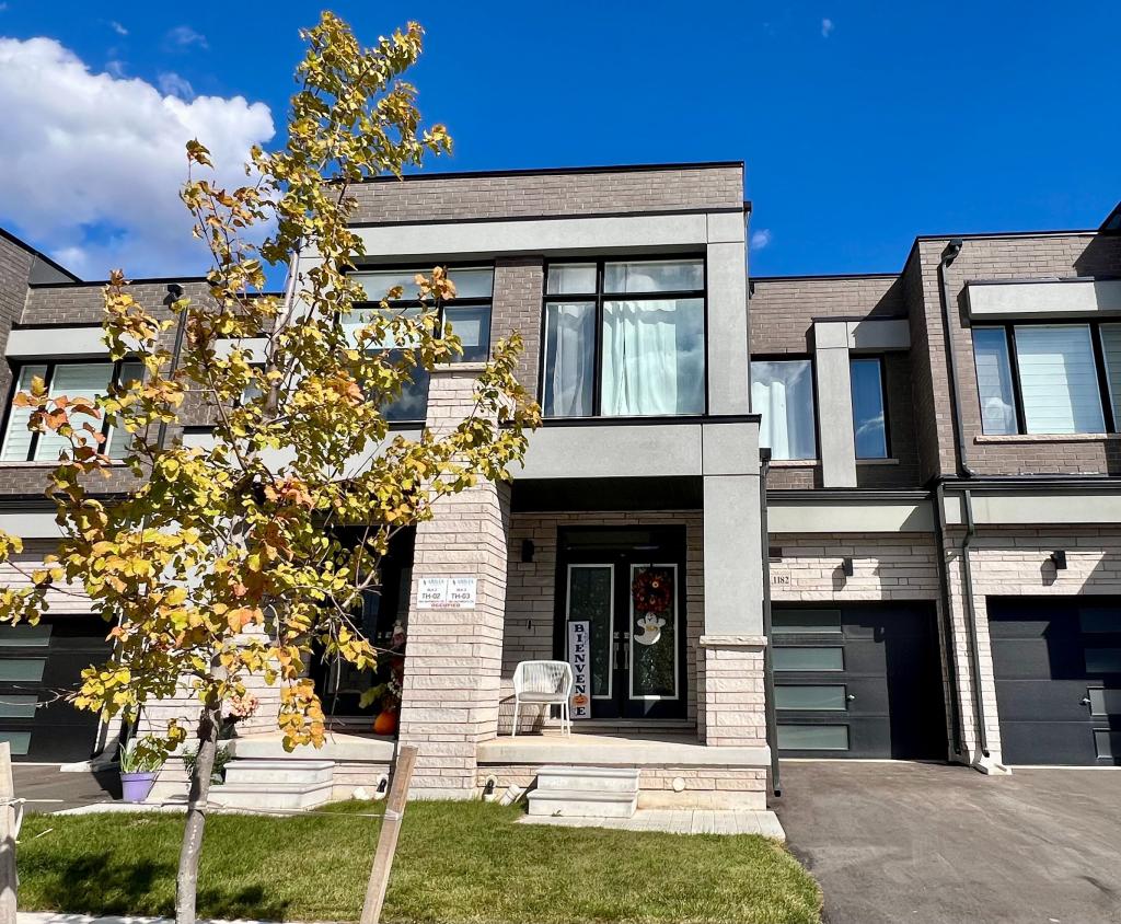 1182 Dartmouth Crescent