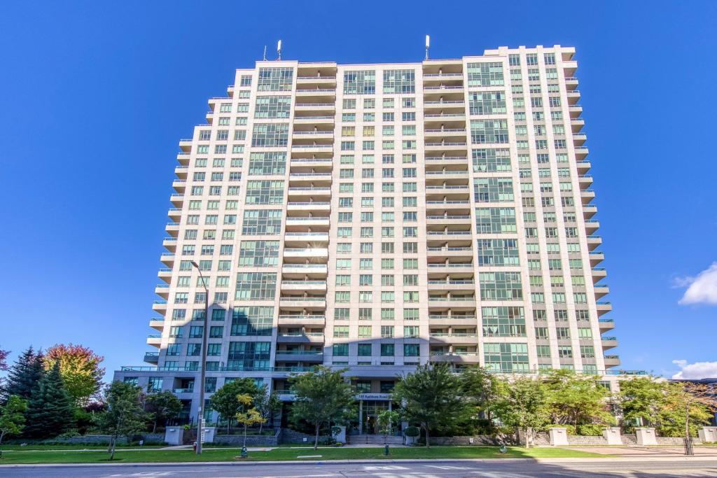 2010-335 Rathburn Road West, Mississauga