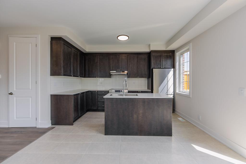 332 Waterhouse Crescent North