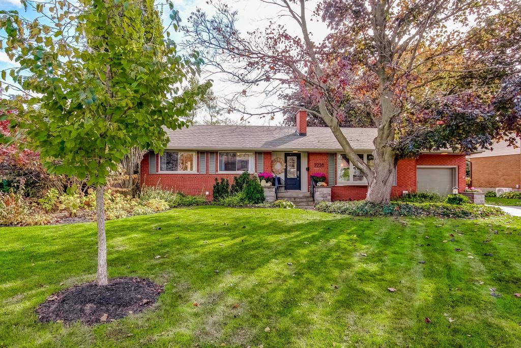 2228 Clarendon Park Drive, Burlington