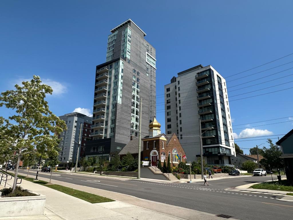 158 KING Street North
