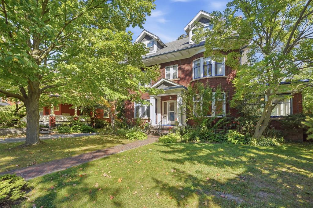 32 Wentworth Avenue